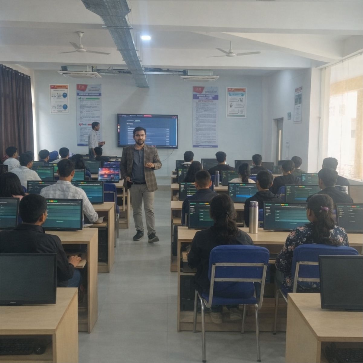 Top Bachelors of Administrative College in Gwalior and Madhya Pradesh Studens